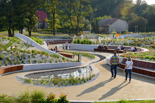 The Center as Strategy: 8 Projects Built Around a Void The Center as Strategy: 8 Projects Built Around a Void - Image 5 of 36