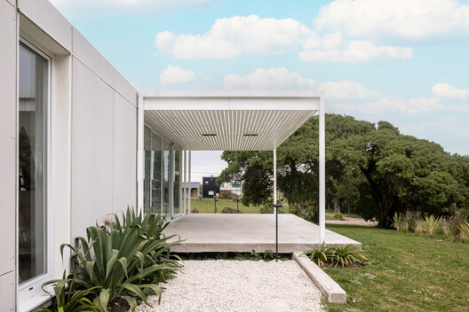 Looking South House / PLUG arquitectura modular Looking South House / PLUG arquitectura modular - Image 3 of 21
