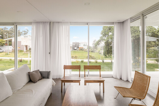 Looking South House / PLUG arquitectura modular Looking South House / PLUG arquitectura modular - Interior Photography, Living Room, Wood, Sofa, Chair