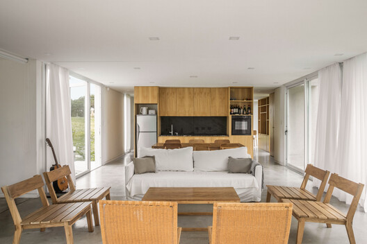Looking South House / PLUG arquitectura modular Looking South House / PLUG arquitectura modular - Interior Photography, Living Room, Wood, Sofa, Table, Chair