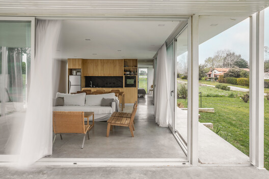 Looking South House / PLUG arquitectura modular Looking South House / PLUG arquitectura modular - Interior Photography, Dining room, Door, Chair