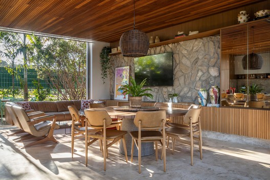 Jabuticabeiras House / STUDIO ANDRE LENZA - Interior Photography, Dining room, Wood, Table, Chair