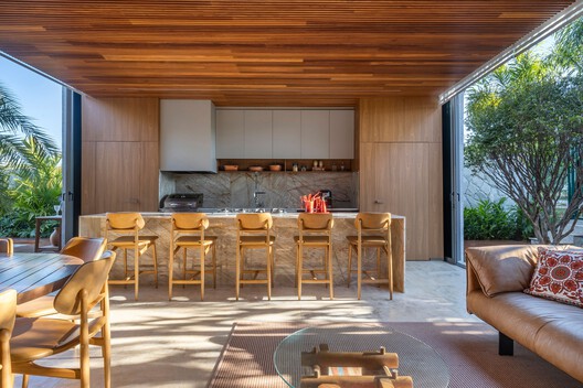 Jabuticabeiras House / STUDIO ANDRE LENZA - Interior Photography, Kitchen, Wood, Table, Chair, Countertop