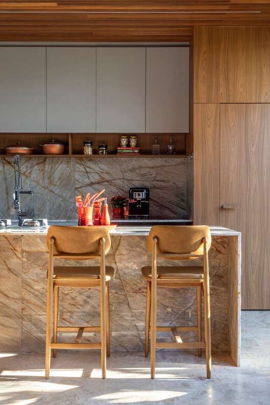 Jabuticabeiras House / STUDIO ANDRE LENZA - Interior Photography, Kitchen, Wood, Countertop, Lighting, Chair