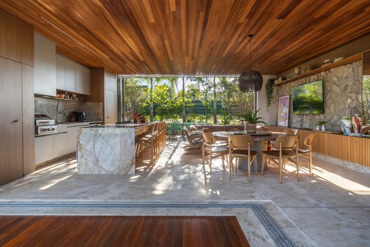Jabuticabeiras House / STUDIO ANDRE LENZA - Interior Photography, Kitchen, Wood, Table, Chair, Countertop