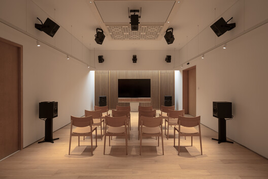 Dynaudio Lounge / cold lab Dynaudio Lounge / cold lab - Fotografia de Interiores, Sala de Jantar, Iluminação, Cadeira