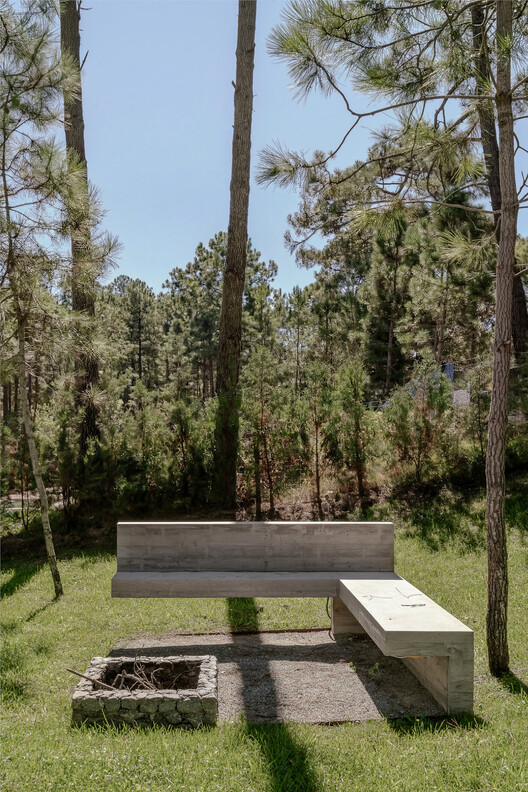 Alamos House / En Obra Arquitectos Alamos House / En Obra Arquitectos - Exterior Photography, Wood, Bench