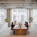 Rue Pavée, proyecto de renovación de un complejo de edificios históricos en París / MARS Architectes - Fotografía interior, Renovación, Cocina, Mesas, Sillas