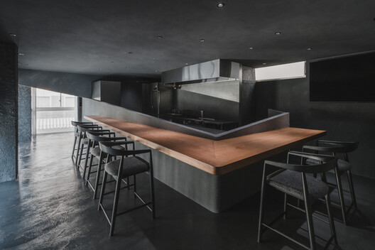 Entwined Wall Residence / IGArchitects Entwined Wall Residence / IGArchitects - Interior Photography, Kitchen, Wood, Lighting, Countertop, Chair