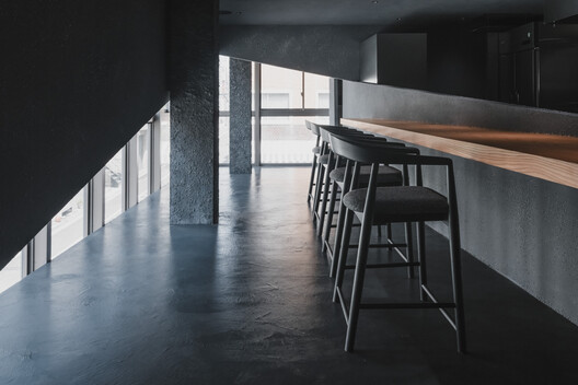 Entwined Wall Residence / IGArchitects Entwined Wall Residence / IGArchitects - Interior Photography, Dining room, Concrete, Chair