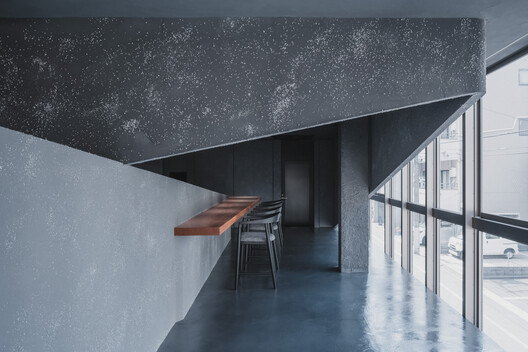 Entwined Wall Residence / IGArchitects Entwined Wall Residence / IGArchitects - Interior Photography, Kitchen, Concrete