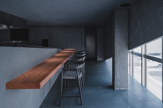 Entwined Wall Residence / IGArchitects Entwined Wall Residence / IGArchitects - Interior Photography, Kitchen, Concrete, Chair