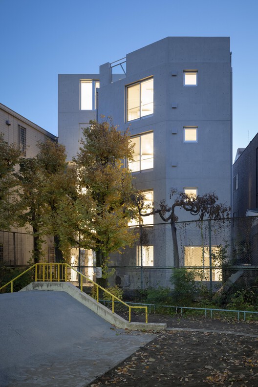 Shin Nakano Residence / Ryuichi Sasaki + Sasaki Architecture - Exterior Photography, Concrete, Balcony