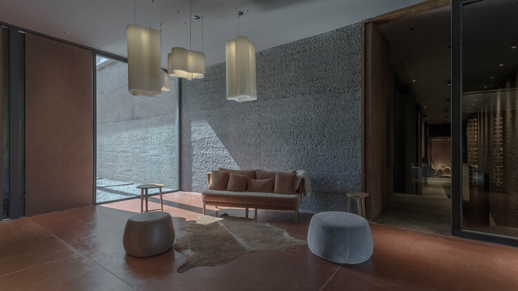 La Vigilia Şaraphanesi / González Olsina & Vega Arquitectos - İç Mekan Fotoğrafçılığı, Oturma Odası, Aydınlatma, Sandalye