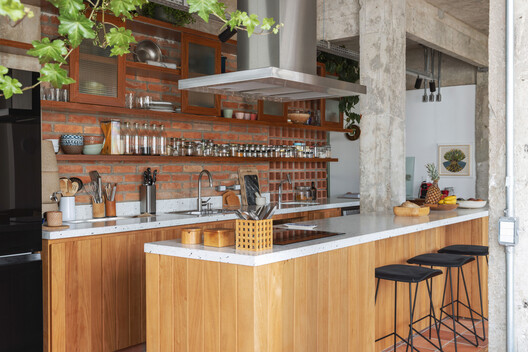 Tamarindo Apartment / Estúdio Minke Tamarindo Apartment / Estúdio Minke - Interior Photography, Kitchen, Countertop, Wood, Lighting, Shelving