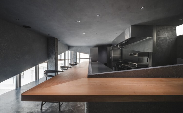 Entwined Wall Residence / IGArchitects - Interior Photography, Restaurant & Bar Interiors, Kitchen, Beam, Chair