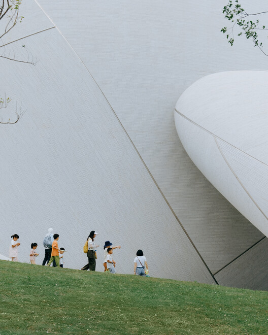MAD Completes Shenzhen Bay Culture Square, a Coastal Design Museum and Public Park in China MAD Completes Shenzhen Bay Culture Square, a Coastal Design Museum and Public Park in China - Image 16 of 39