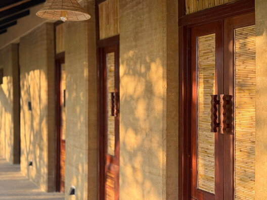 Tiger Track Ecolodge / Building Bureau - Interior Photography, Wood, Column