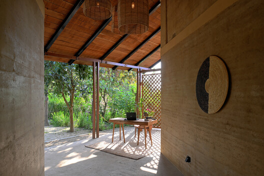 Tiger Track Ecolodge / Building Bureau - Interior Photography, Wood