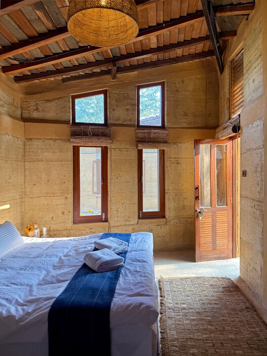 Tiger Track Ecolodge / Building Bureau - Interior Photography, Bedroom, Wood, Beam, Bed