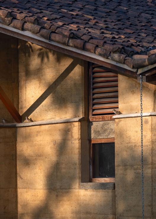 Tiger Track Ecolodge / Building Bureau - Interior Photography, Wood