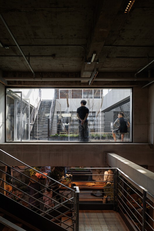 Mercado aa / Vari Architects Mercado aa / Vari Architects - Fotografia de Interiores, Cozinha, Madeira, Vidro, Escada, Corrimão