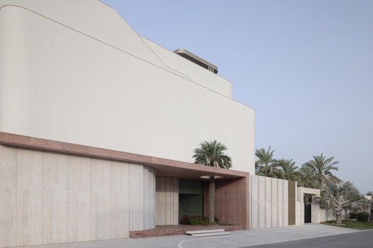 The Plinth House / Cambra Buró