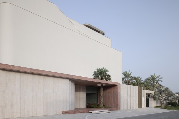 The Plinth House / Cambra Buró - Residential Architecture