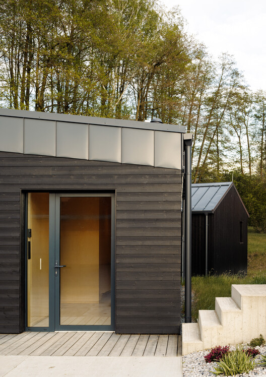 Weekend House in Krámy / Anna Koukolová architekti Weekend House in Krámy / Anna Koukolová architekti - Exterior Photography, Wood, Door