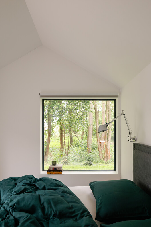 Weekend House in Krámy / Anna Koukolová architekti Weekend House in Krámy / Anna Koukolová architekti - Interior Photography, Bedroom, Bed, Lighting