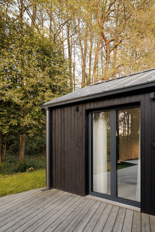 Weekend House in Krámy / Anna Koukolová architekti Weekend House in Krámy / Anna Koukolová architekti - Exterior Photography, Wood, Door