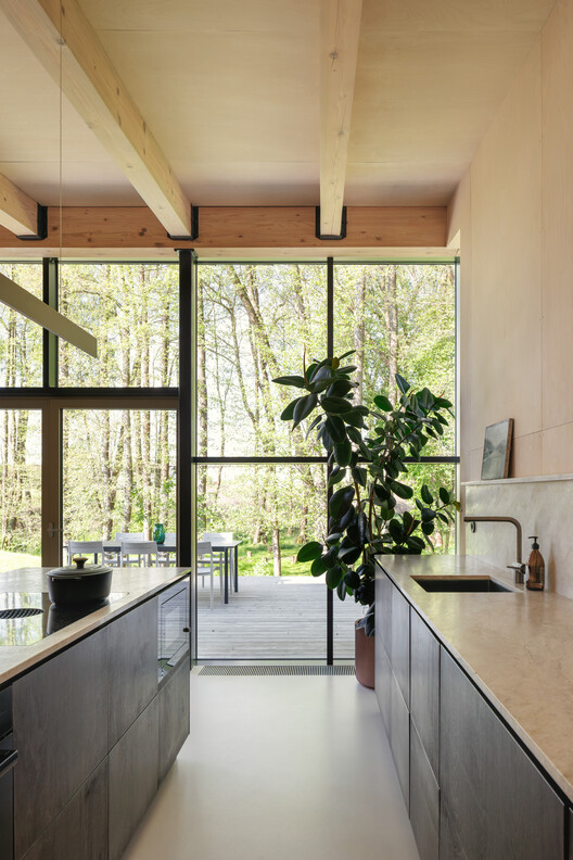 Weekend House in Krámy / Anna Koukolová architekti Weekend House in Krámy / Anna Koukolová architekti - Interior Photography, Kitchen, Wood, Countertop, Glass, Chair