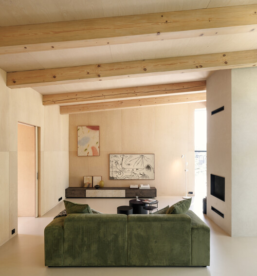 Weekend House in Krámy / Anna Koukolová architekti Weekend House in Krámy / Anna Koukolová architekti - Interior Photography, Wood, Sofa, Table, Chair, Beam