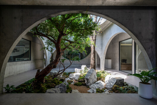 Novolife Headquarters Office / Studio Krubka Novolife Headquarters Office / Studio Krubka - Exterior Photography, Arch, Concrete, Courtyard