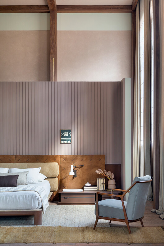 Coral Barn Alvorada House / Nildo José Arquitetos Coral Barn Alvorada House / Nildo José Arquitetos - Interior Photography, Bedroom, Wood, Bed, Lighting