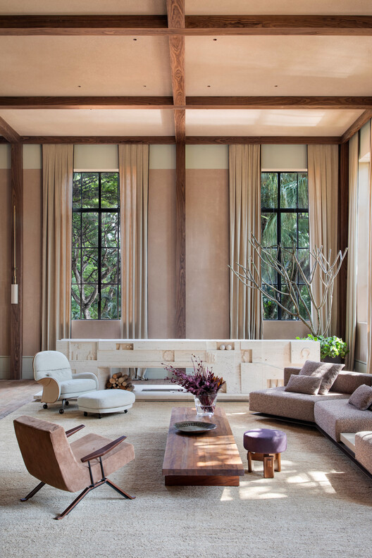 Coral Barn Alvorada House / Nildo José Arquitetos Coral Barn Alvorada House / Nildo José Arquitetos - Interior Photography, Living Room, Wood, Sofa, Lighting, Table, Chair