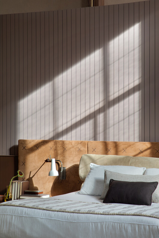Coral Barn Alvorada House / Nildo José Arquitetos Coral Barn Alvorada House / Nildo José Arquitetos - Interior Photography, Bedroom, Wood, Bed