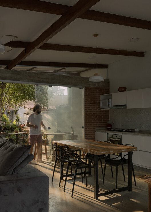 Paquetá House / Zebulun Arquitetura - Interior Photography, Dining room, Wood, Table, Lighting, Chair, Glass