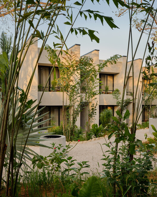 Hotel y Spa Esh / FAMM Arquitectura + Sulkin Askenazi