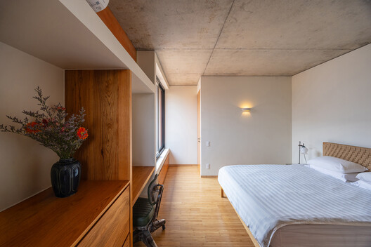 100 Windows House / Inrestudio 100 Windows House / Inrestudio - Fotografia de Interiores, Dormitório, Madeira, Cama, Iluminação