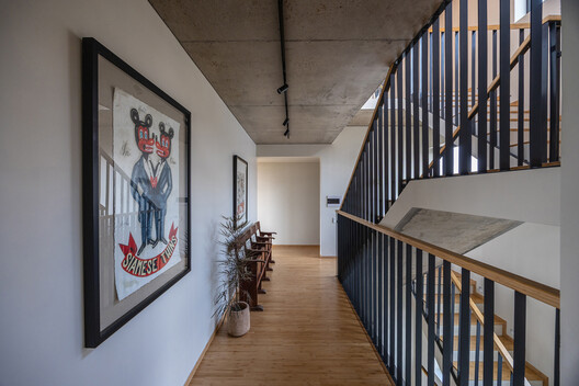 100 Windows House / Inrestudio 100 Windows House / Inrestudio - Fotografia de Interiores, Madeira, Escada, Corrimão