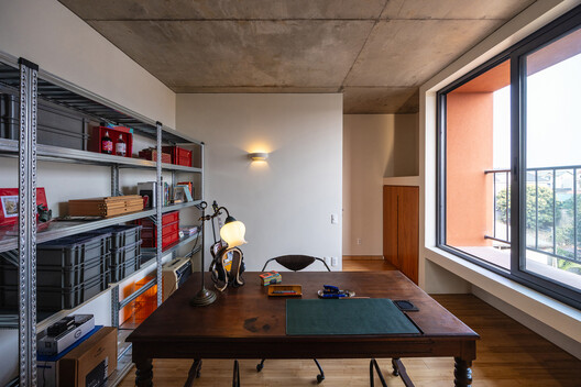 100 Windows House / Inrestudio 100 Windows House / Inrestudio - Fotografia de Interiores, Madeira, Cadeira, Mesa, Prateleira