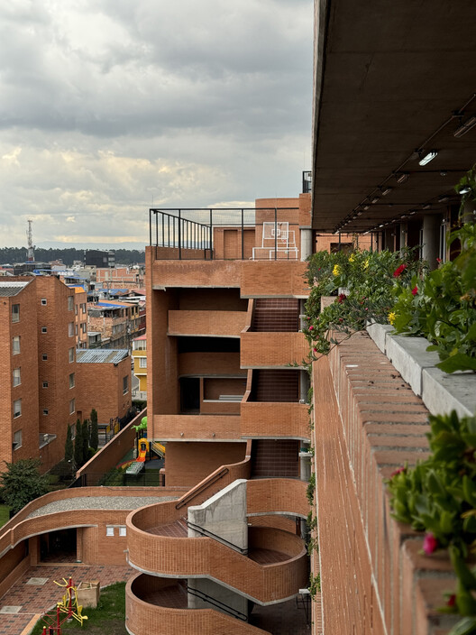 Feliza Bursztyn School / AR-AR (Martínez Arquitectura) Feliza Bursztyn School / AR-AR (Martínez Arquitectura) - Exterior Photography, Brick, Balcony, Concrete