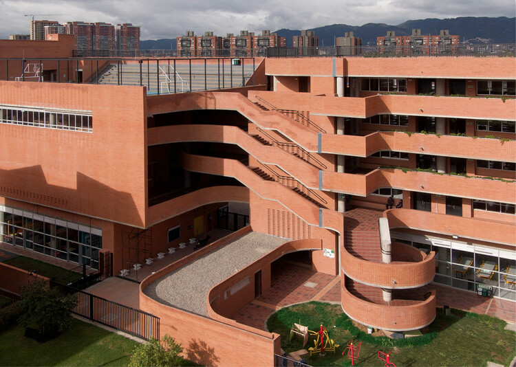 Feliza Bursztyn School / AR-AR (Martínez Arquitectura) - Exterior Photography, Schools , Stairs