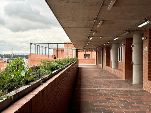 Feliza Bursztyn School / AR-AR (Martínez Arquitectura) Feliza Bursztyn School / AR-AR (Martínez Arquitectura) - Interior Photography, Brick