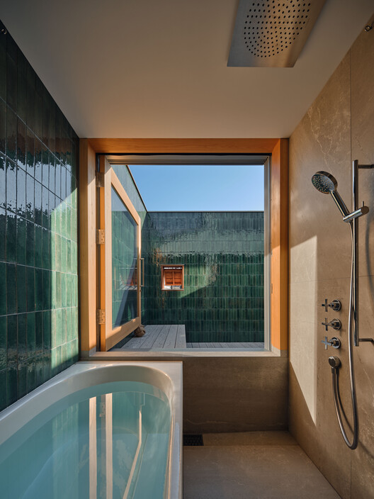 Ukigumo - Floating Clouds Residence / Ukei Shimada Architects Ukigumo - Floating Clouds Residence / Ukei Shimada Architects - Interior Photography, Bathroom, Wood, Glass, Bathtub
