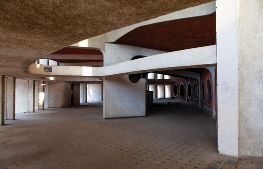 Cinema Studio Namibe: Reviving a Tropical Modernist Icon in Angola Cinema Studio Namibe: Reviving a Tropical Modernist Icon in Angola - Image 4 of 6