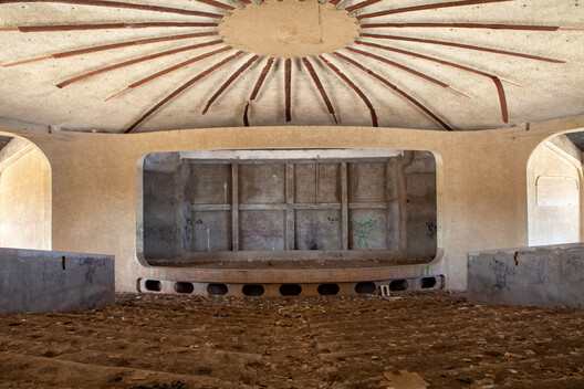 Cinema Studio Namibe: Reviving a Tropical Modernist Icon in Angola Cinema Studio Namibe: Reviving a Tropical Modernist Icon in Angola - Image 5 of 6