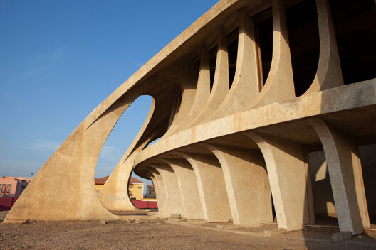 Cinema Studio Namibe: Reviving a Tropical Modernist Icon in Angola Cinema Studio Namibe: Reviving a Tropical Modernist Icon in Angola - Image 3 of 6