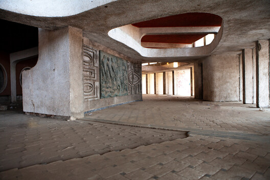 Cinema Studio Namibe: Reviving a Tropical Modernist Icon in Angola Cinema Studio Namibe: Reviving a Tropical Modernist Icon in Angola - Image 6 of 6